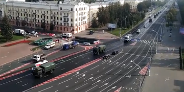 Автозаки и колючая проволока: в центр Минска снова стягивают силовиков, видео