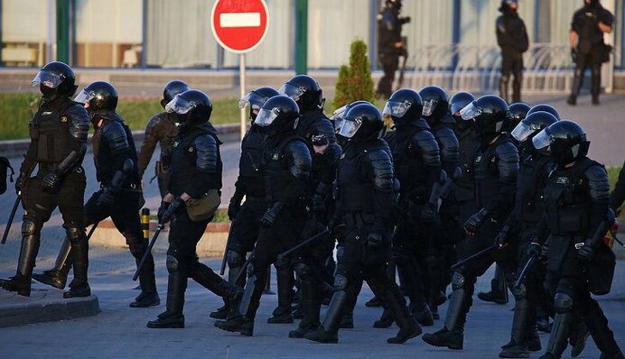 У Мінську почалися затримання - силовики зупиняють людей і влаштовують огляд: відео