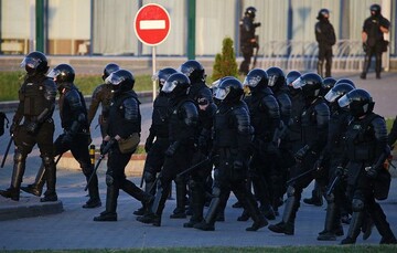 В Минске начались задержания - силовики останавливают людей и устраивают досмотр: видео