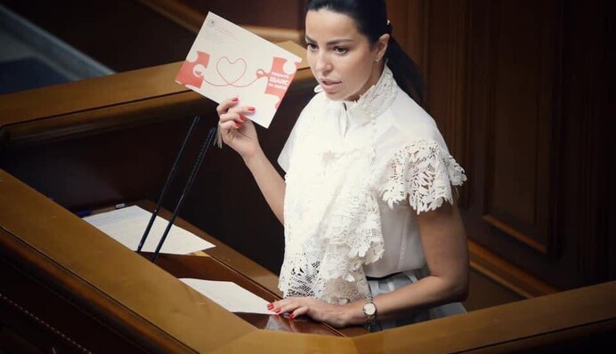 Нардеп из "Слуги народа" засветила в Раде часы за 3 тыс. евро: эксклюзивное фото