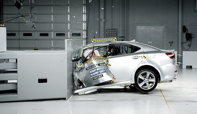 У що перетворюються знамениті авто 90-х після удару об бетон: відео краш-тестів