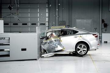 У що перетворюються знамениті авто 90-х після удару об бетон: відео краш-тестів