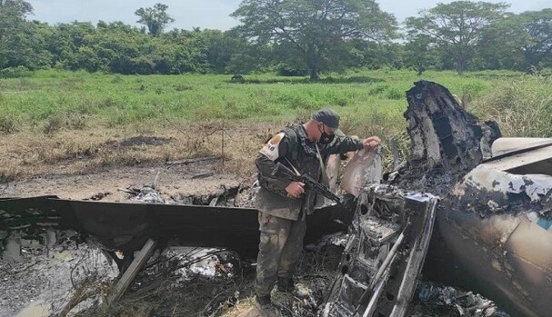 Венесуэла заявила о сбитии самолета американских наркоторговцев: фото