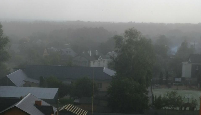 На Київ насувається буря: фото і відео стихії