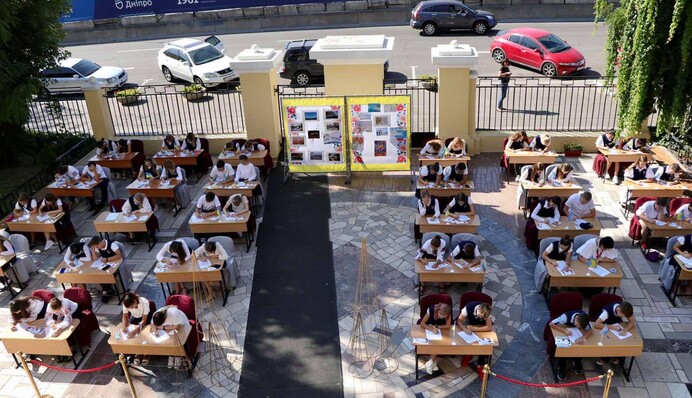 Показуха или нет? Сеть впечатлили фото школьных уроков под открытым небом в Днепре