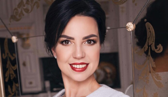 "Слугу народу" Оксану Дмитрієву помітили в обіймах двох різних депутатів