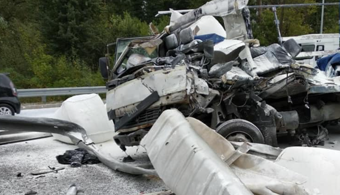 Через аварію двох фур під Києвом проїзд до столиці заблоковано: фото і відео з місця ДТП