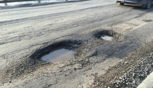 Если на дороге нет разметки или много ям: украинцам рассказали, куда жаловаться