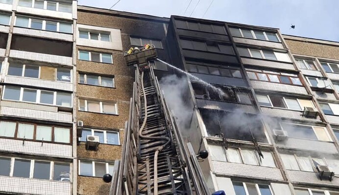 Масштабна пожежа на Троєщині в Києві: як виглядає багатоповерхівка і що відомо про постраждалих
