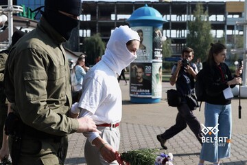 В Минске хватают даже случайных прохожих: фото и видео задержаний на Женском марше
