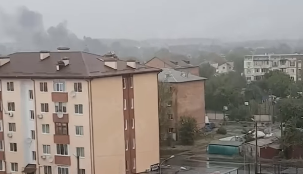 Под Киевом вспыхнул мощный пожар в жилом доме, валит черный дым: видео