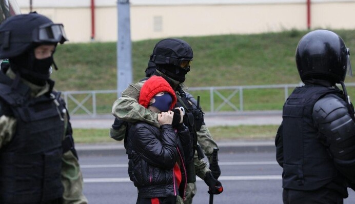 У Білорусі прокотилася нова хвиля затримань: людей хапають на вулицях, фото і відео
