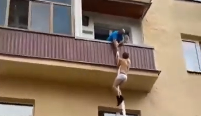 Видео бегства горе-любовника по веревке с балкона стало хитом сети: у сцены есть простая разгадка