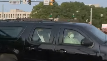 Хворий на коронавірус Трамп втік з лікарні заради зустрічі з прихильниками: відео