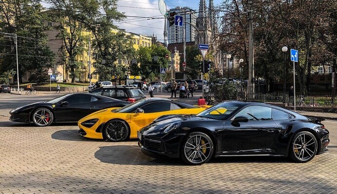 В Киеве на парковке заметили роскошные суперкары - стоят миллион долларов: фото