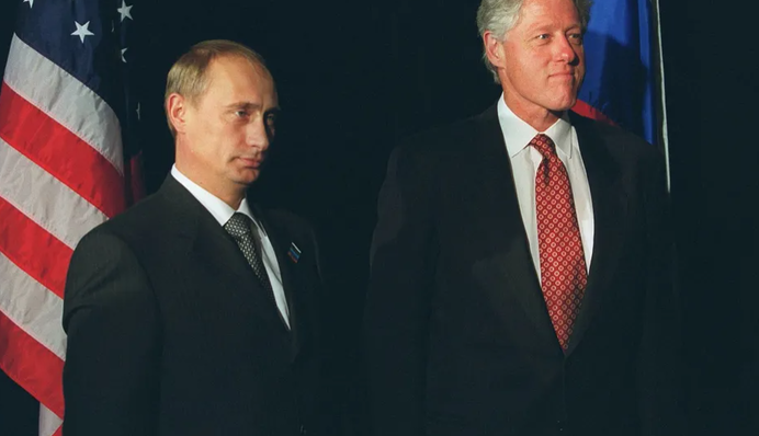 Переживал за рейтинг: всплыли циничные детали переговоров Путина и Клинтона после гибели 