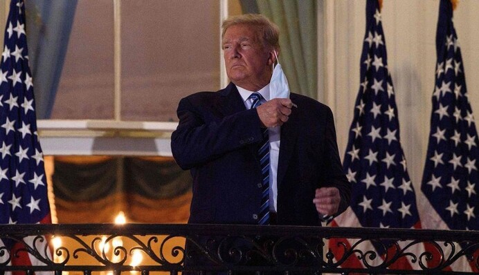Хворий на коронавірус Трамп покинув госпіталь і зняв маску перед журналістами: фото і відео