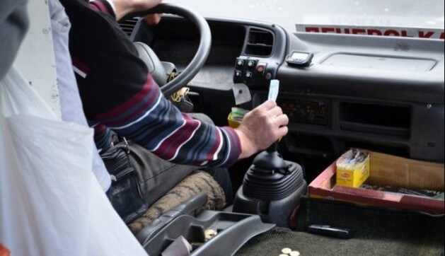 В Киеве водителя маршрутки поймали на дерзком нарушении ПДД: видео