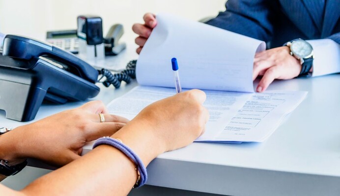 Зеленський обмежив розмір штрафів за мікрокредитами: що і коли зміниться