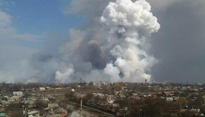 Страшные взрывы на складе боеприпасов в России попали на видео: люди в панике, началась эвакуация