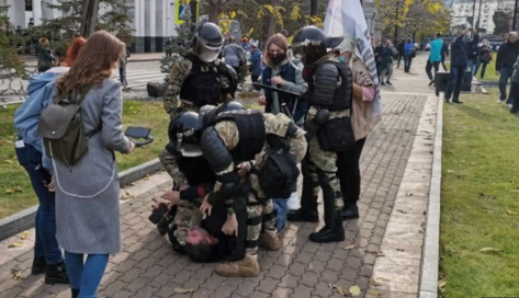 В России ОМОН силой разогнал мирный митинг: не щадили ни женщин, ни стариков, видео