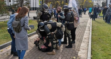 У Росії ОМОН силою розігнав мирний мітинг: не шкодували ні жінок, ні старих, відео