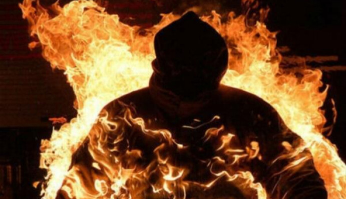 У центрі Києва чоловік облив бензином і спалив себе: моторошні подробиці