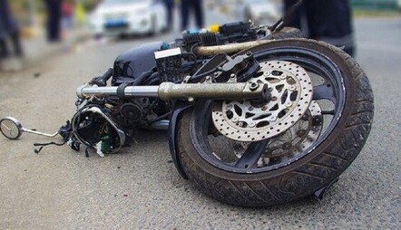 В Киеве мотоциклист с подругой на скорости 130 км в час влетел в авто с ребенком: жуткие детали и фото