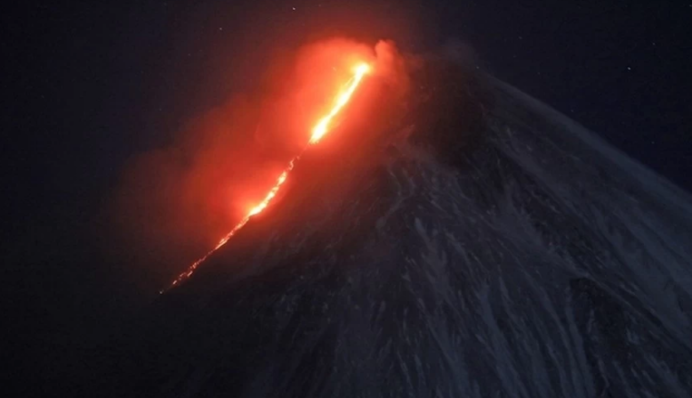 У Росії почалося виверження вулкана, потоки гарячої лави хлинули вниз: фото