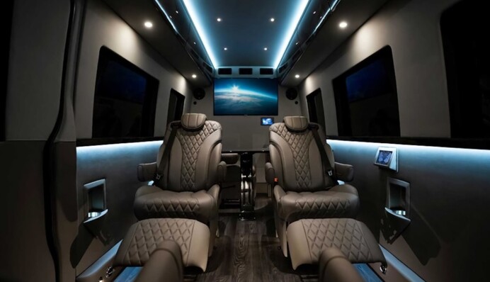 Из Mercedes Sprinter сделали суперофис на колесах: фото бронированного авто