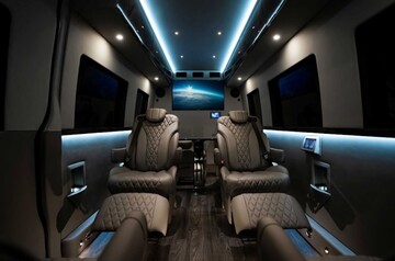 З Mercedes Sprinter зробили суперофіс на колесах: фото броньованого авто