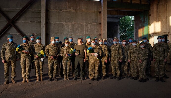 Зеленський зустрівся на Донбасі з військовими: фото з передової