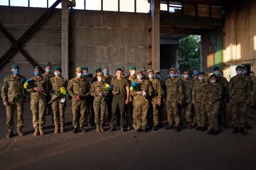 Зеленський зустрівся на Донбасі з військовими: фото з передової