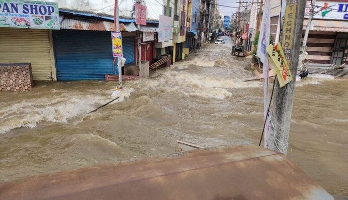 Частина Індії пішла під воду через потужну повінь - багато загиблих: фото і відео