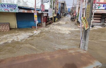 Часть Индии ушла под воду из-за мощного наводнения - много погибших: фото и видео