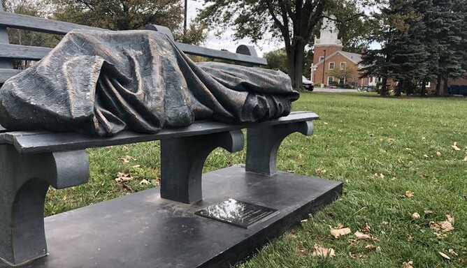 Американец вызвал полицию из-за статуи Иисуса, фото