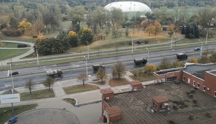 В Минск накануне акции протеста стягивают силовиков с автоматами и бронетехнику: видео