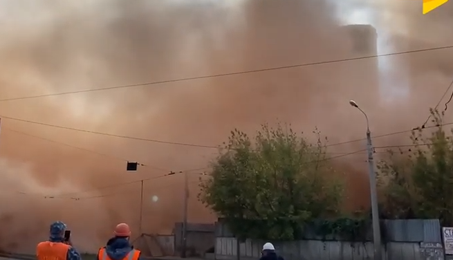 В Харькове прогремел мощный взрыв, все вокруг окутал дым: жуткий момент попал на видео