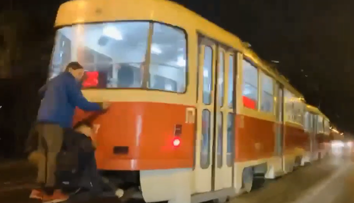 В Киеве подростков поймали на опасных развлечениях: смеялись и рисковали жизнью, видео