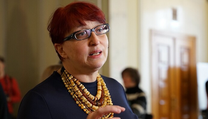 Скандальную Третьякову поймали на странном занятии во время выступления Зеленского: видео