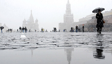 Столицю Росії почало засипати снігом: опубліковано відео