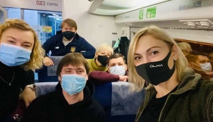 "Слуги народу" прибули з візитом на Донбас, ночувати будуть на передовій: відео