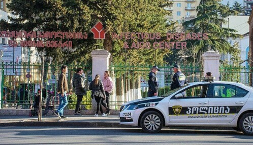 В Грузии вооруженный мужчина захватил десятки заложников: началась стрельба