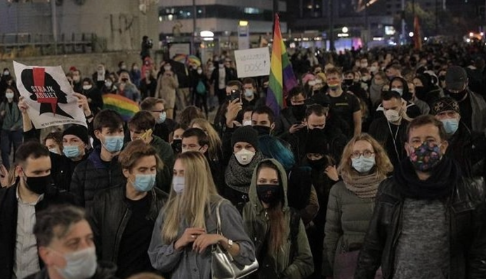 У Польщі пройшла масштабна акція після заборони абортів в країні - поліція використовувала газ: фото і відео