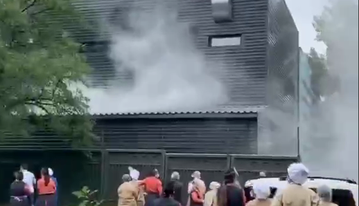 В Киеве в крупном супермаркете вспыхнул мощный пожар: первые подробности и видео с места