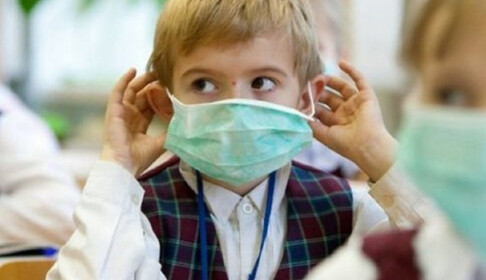 Доктор Комаровский пояснил, что не так с профилактикой Covid-19 в школах, и поделился лайфхаком