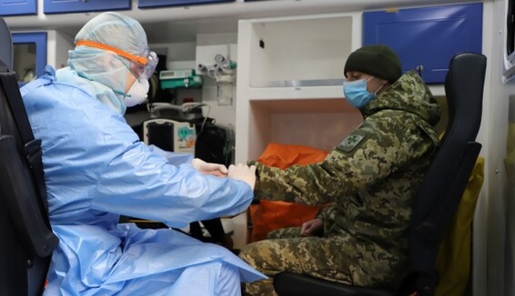 Військовим медикам в Україні пообіцяли доплату за лікування коронавіруса
