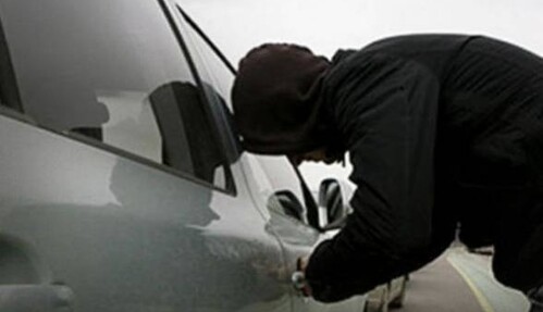 У Києві припарковане авто розібрали 