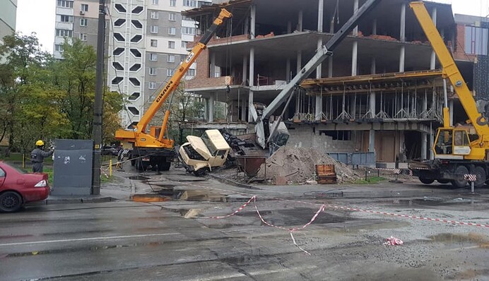 Кран, що впав в Києві, поставили на місце: нові фото з місця НП