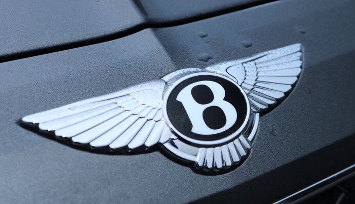 В Украине заметили шикарную желтую Bentley - стоит около 8,5 млн: фото